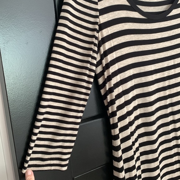 Calvin Klein Tan/Black Striped V-Neck 3/4 Sleeves  T-Shirt Dress. Size 6 - Picture 4 of 9